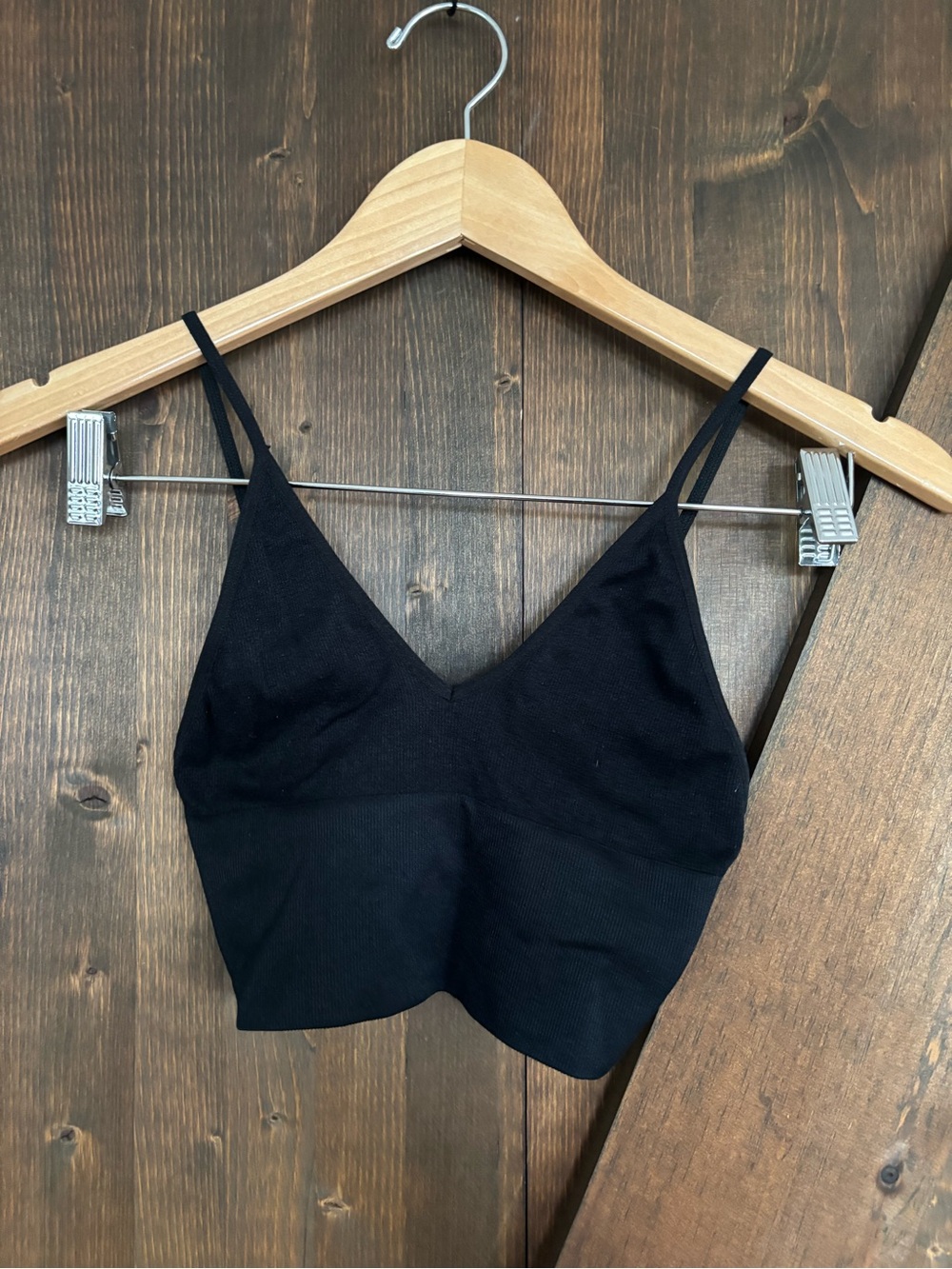 Aritzia Talula Ribbed Seamless V Neck Bralette crop top